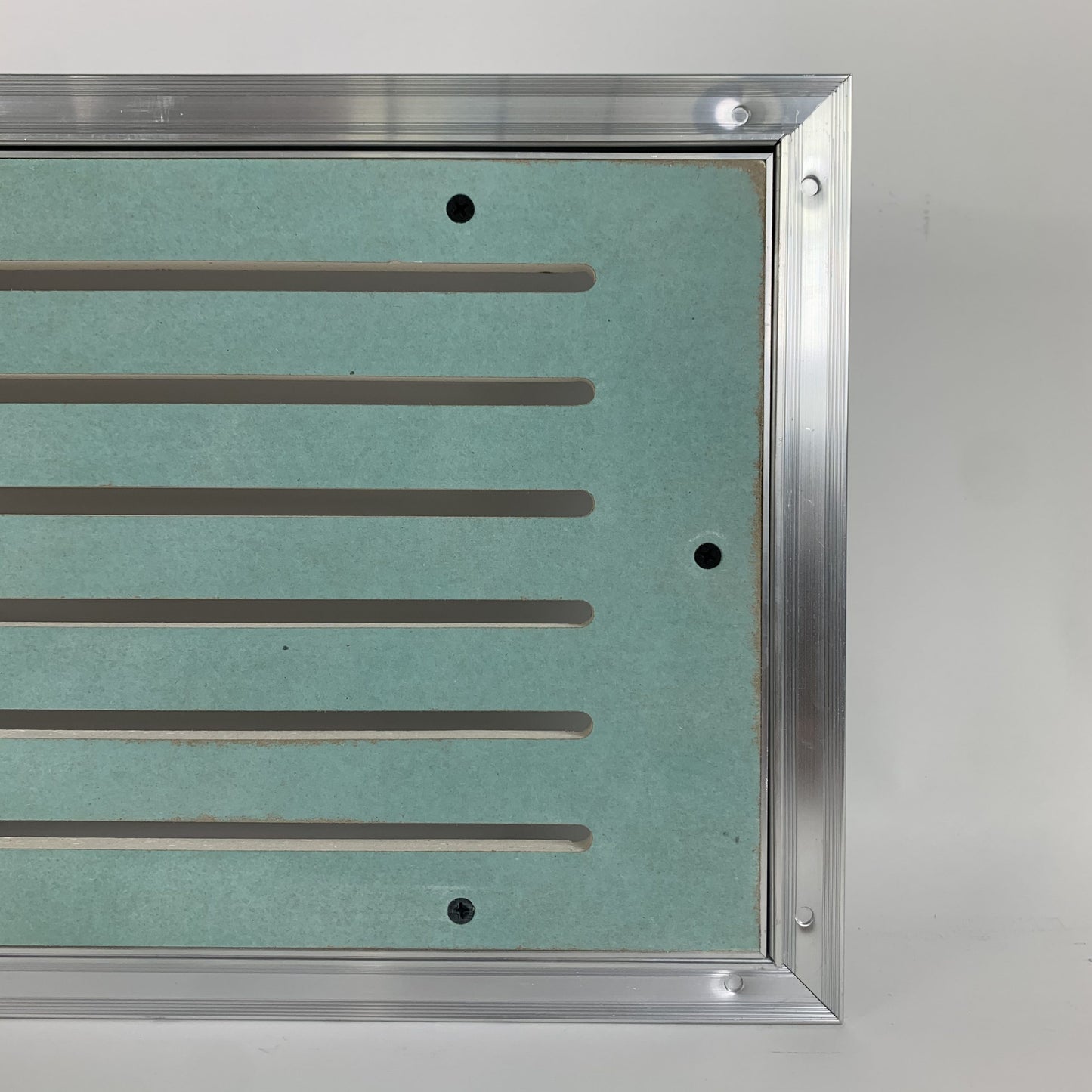 Falltür mit Lufteinlassschlitzen